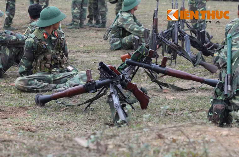 Trang bị cơ bản của bộ binh Việt Nam hiện nay đa phần là các vũ khí có xuất xứ từ Liên Xô và một phần trong nước chế tạo theo mẫu của Liên Xô. Ảnh: Anh Sơn