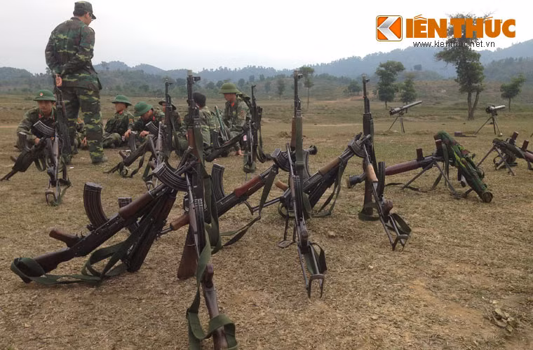 Loại súng tiểu liên/súng trường tấn công tiêu chuẩn, số 1 của đại đa số các quân đoàn chủ lực, trung đoàn - sư đoàn độc lập hay tại các quân khu đều là súng trường tấn công AK-47. Một số đơn vị đặc công, trinh sát được trang bị thêm cả khẩu AKS – AK-47 báng gấp nhỏ gọn. AK-47 dùng đạn 7,62x39mm, tầm bắn xa nhất 1.000m, tốc độ bắn 600 phát/phút. Ảnh: Anh Sơn