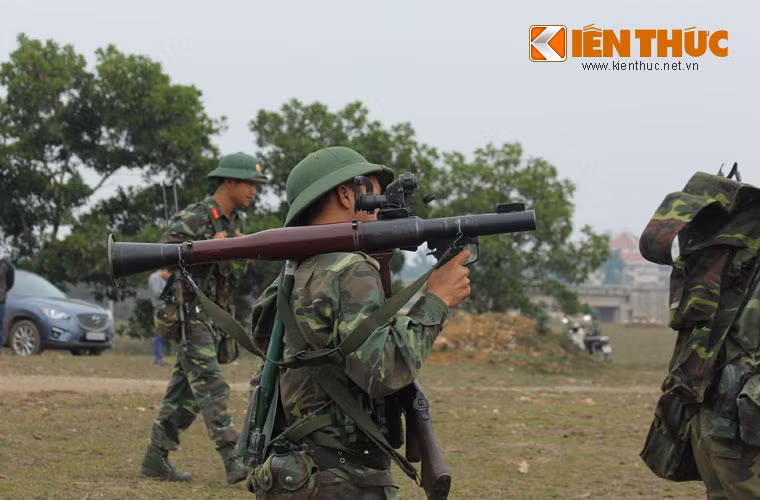 Nhiệm vụ của B41 chủ yếu là dùng để chống xe tăng, xe thiết giáp của định với đạn tiêu chuẩn PG-7V có thể xuyên giáp dày 260mm ở tầm bắn hiệu quả 250m với mục tiêu di động. Hiện nay, Việt Nam đã sản xuất được cả đạn liều đúp kiểu PG-7VR có khả năng xuyên phá xe tăng lắp giáp phản ứng nổ (ERA) và các loại đạn có thể tiêu diệt hiệu quả bộ binh, công sự kiên cố...Ảnh: Anh Sơn