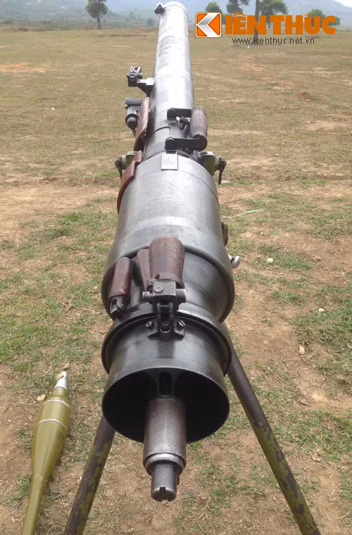 ĐKZ-82 là cách gọi của Việt Nam dành cho khẩu súng không giật B-10 do Liên Xô sản xuất và viện trợ cho Việt Nam trong kháng chiến chống Mỹ. Việt Nam đã sử dụng cực kỳ hiệu quả ĐKZ-82 trong nhiệm vụ chống tăng-thiết giáp, tiêu diệt bộ binh, phá bãi mìn vật cản, tiêu diệt công sự. Ảnh: Anh Sơn