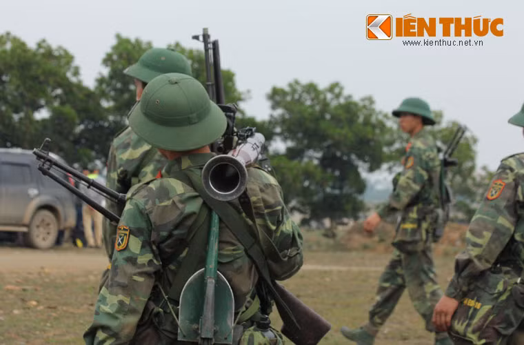 Súng chống tăng B41 dài 953mm khi không đạn và 1,340 mét với đạn. B41 có đường kính trong 40 mm, cỡ đạn to hơn cỡ nòng, đạn chỉ nhồi chuôi vào nòng súng. Giữa thân súng phình to ra thành một buồng rộng, đây là buồng đốt, chứa liều phóng, Việc tạo thành buồng đốt này sẽ đẩy súng về phía trước, nhưng lực này được cân bằng bởi lỗ thoát khí và tuye sau. Chỗ phình ra của nòng có ốp lót gỗ dán (về sau thay bằng nhựa tổng hợp) chống nóng vai xạ thủ. Súng có hai tay cầm, với người thuận bên phải thì tay phải đặt trước, trái sau. Ảnh: Anh Sơn