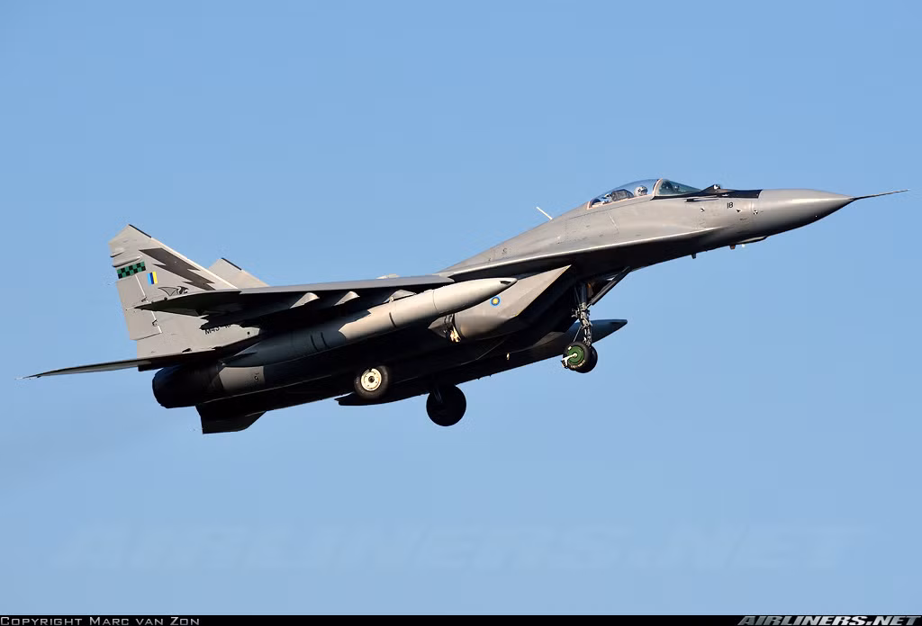 Những chiếc MiG-29 của Malaysia trang bị radar điều khiển hỏa lực Phazotron N-019M cùng hệ thống radar quang điện thế hệ mới đem lại khả năng bắt mục tiêu tốt hơn so với radar trên phiên bản MiG-29A cũ hơn. Đặc biệt, radar mới cho phép MiG-29N có khả năng triển khai tên lửa không đối không RVV-AE hiện đại. Nguồn ảnh: Airlines.net