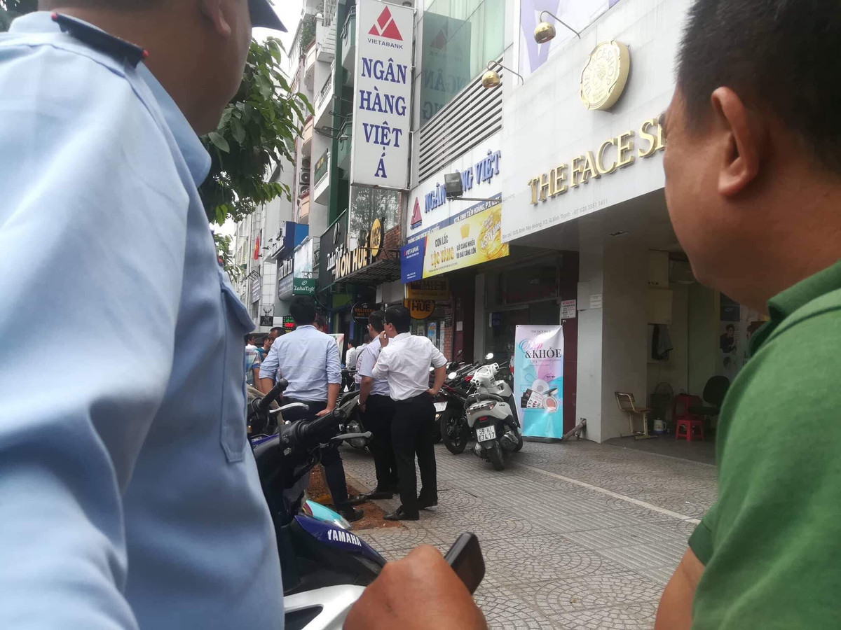 Nong: Cong an phong toa hien truong vu cuop ngan hang Viet A-Hinh-2