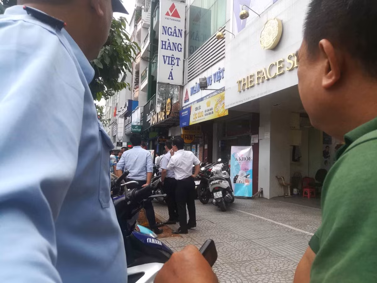 Nong: Cong an phong toa hien truong vu cuop ngan hang Viet A-Hinh-2