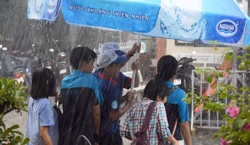 Theo Trung tâm dự báo Khí tượng thủy văn trung ương, thời tiết ở 3 miền Bắc – Trung – Nam trong các ngày thi (25,26 và 27/6) đều có mưa. Ảnh Zing.