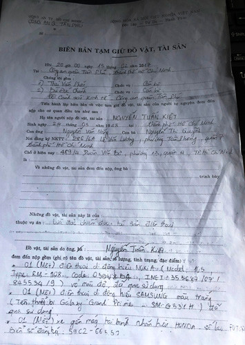Biên bản của Công an quận Tân Phú về việc tạm giữ tài sản của ông Kiệt thuộc vụ án lừa đảo chiếm đoạt tài sản điện thoại từ 15/2/2017.