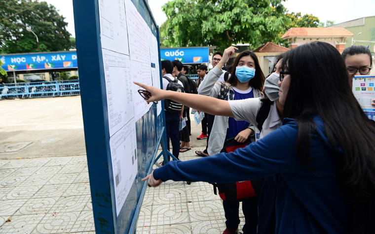 Theo ghi nhận của PV Kiến Thức, tại tất cả các điểm thi ở TP HCM đều có đội ngũ các sinh viên tình nguyện hỗ trợ các thí sinh đến làm thủ tục.