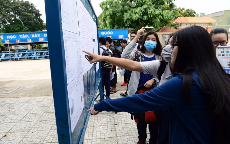 Theo ghi nhận của PV Kiến Thức, tại tất cả các điểm thi ở TP HCM đều có đội ngũ các sinh viên tình nguyện hỗ trợ các thí sinh đến làm thủ tục.