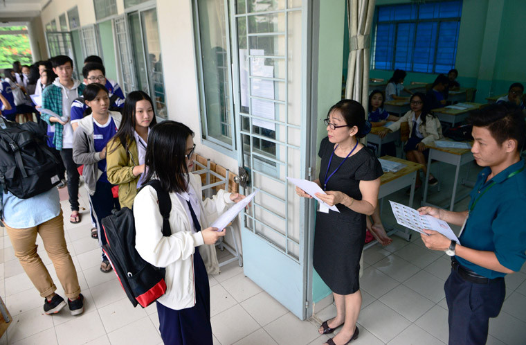 Theo ông Nguyễn Văn Hiếu, Phó giám đốc Sở GD-ĐT TP HCM, năm nay, TP HCM có 124 điểm thi với hơn 78.300 thí sinh dự thi với hơn 8.000 cán bộ coi thi, tăng 15% so với năm ngoái. Trong số đó, hơn 3.200 cán bộ coi thi là giảng viên ĐH và trên 5.500 giáo viên THPT.