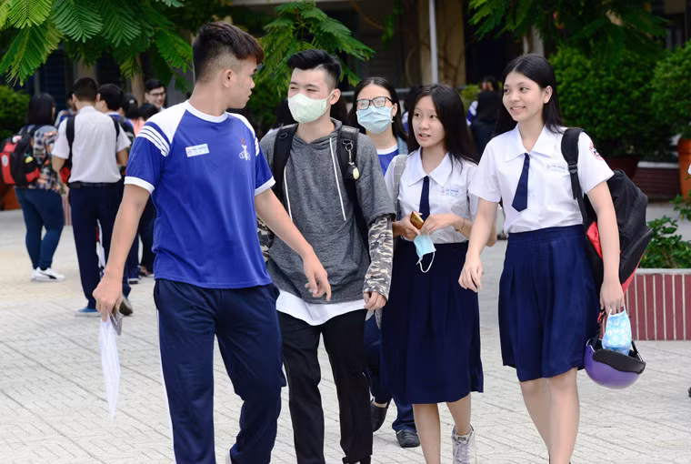 Dưới thời tiết dịu mát, hàng chục nghìn thí sinh háo hức đến các điểm thi khắp TP HCM để làm thủ tục, chuẩn bị cho kỳ thi THPT Quốc gia 2018 bắt đầu từ sáng mai 25/6.