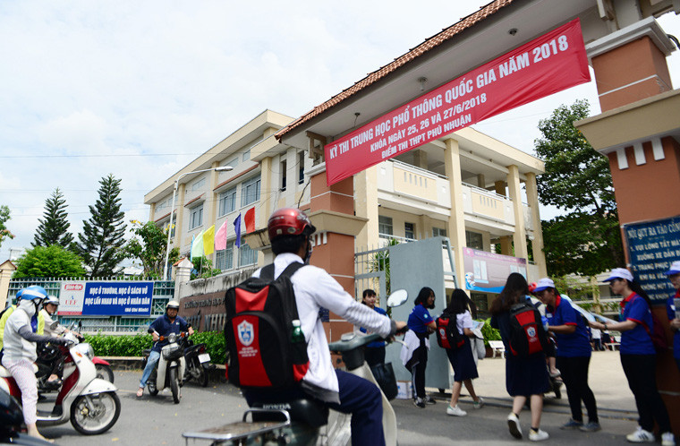 Chiều nay 24/6, thí sinh cả nước đến các điểm thi làm thủ tục dự thi THPT quốc gia 2018. Kỳ thi sẽ diễn ra trong 3 ngày 25-27/6.