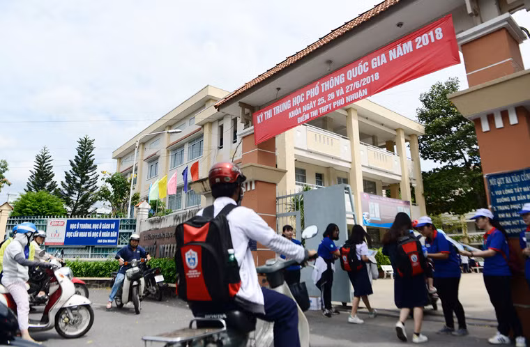 Chiều nay 24/6, thí sinh cả nước đến các điểm thi làm thủ tục dự thi THPT quốc gia 2018. Kỳ thi sẽ diễn ra trong 3 ngày 25-27/6.