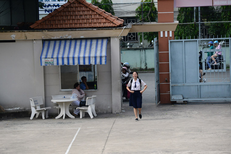 Sau khi làm xong thủ tục, các thí sinh nhanh chóng rời trường trở về nhà để chuẩn bị cho ngày thi đầu tiên vào sáng mai 25/6.