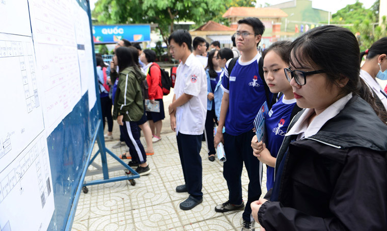 Theo thông tin từ lãnh đạo ngành giáo dục, có hơn 78.300 thí sinh tham dự kỳ thi THPT quốc gia 2018 tại TPHCM bắt đầu có mặt tại 124 điểm thi để làm thủ tục và lắng nghe phổ biến quy chế thi vào chiều 24/6.