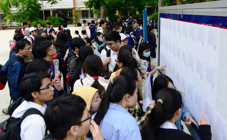 Tại TP HCM, thời tiết khá lý tưởng nên tạo không khí háo hức cho hàng chục nghìn "nam thanh, nữ tú" đến các điểm thi trãi đều khắp quận, huyện TP để làm thủ tục dự thi.