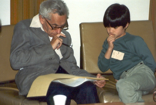 Thay vào đó, ông Erdős ở viện toán học này đến viện khác. Thỉnh thoảng, ông đến ở nhờ nhà của các đồng nghiệp. Ngoài ra, ông còn thuê nhà dân và ở đó trong vài ngày tới vài tháng. Mọi sinh hoạt hàng ngày như ăn uống, giặt giũ... của ông đều do những chủ nhà sắp xếp.