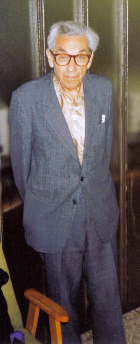 Ông Erdős sinh ra và lớn lên trong gia đình có bố mẹ đều là giáo viên dạy toán. Nhờ đó, ông có niềm đam mê toán học từ khi con nhỏ. Ông thường xem những cuốn sách toán của cha mẹ để ở trong nhà.