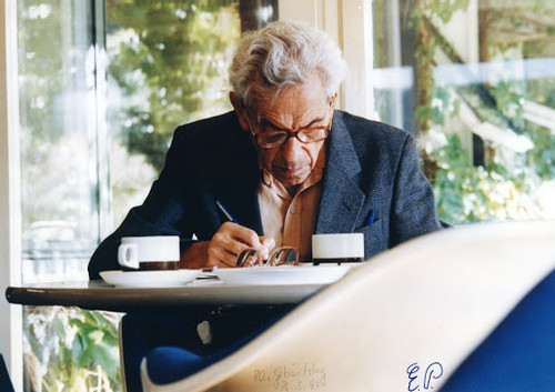 Một nhà toán học vĩ đại nổi tiếng người Hungary là Paul Erdős (1913 - 1996). Thiên tài toán học này là một trong những nhà toán học xuất sắc nhất của thế kỷ 20.