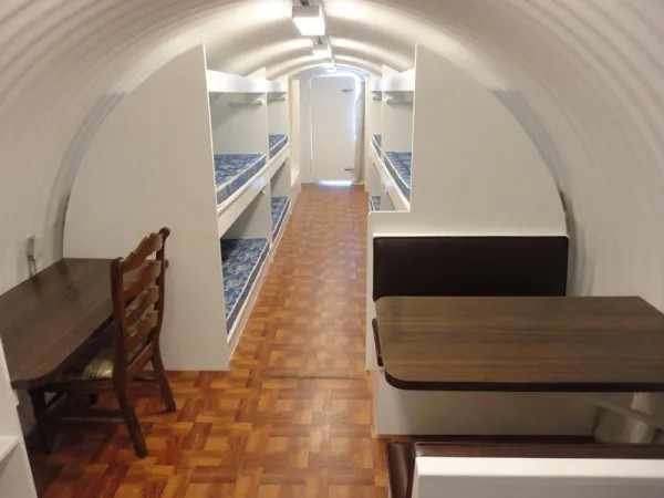 Atlas Survival Shelters đã giới thiệu tới các khách hàng nhiều mẫu boongke kiên cố, sang trọng và hiện đại. Trong đó, những hầm trú ẩn của công ty này có những ưu điểm nổi bật như: cửa sập chống đạn, cửa kín khí, ống dẫn khí chống hư hỏng, phòng khử khuẩn...