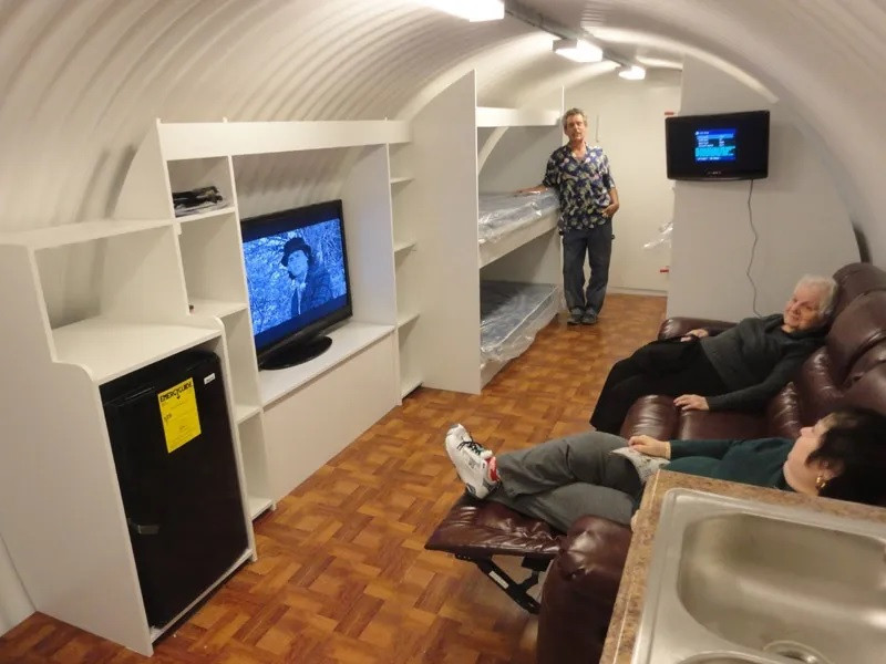 Ron Hubbard, tổng giám đốc điều hành công ty chuyên sản xuất "nhà tận thế" Atlas Survival Shelters, cho hay nhu cầu về hầm trú ẩn xa xỉ có sự gia tăng sau khi xảy ra vụ ám sát hụt cựu Tổng thống Mỹ Donald Trump vào tháng 7 vừa qua.