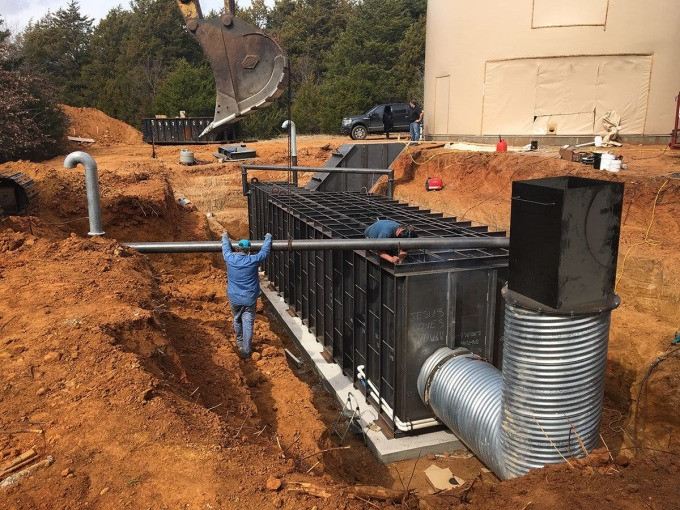 Bên trong những hầm trú ẩn của Atlas Survival Shelters được trang trí ấn tượng với sàn gỗ sồi, mặt bàn bằng đá granit... Các mẫu boongke kích thước lớn có đường hầm thoát hiểm. Giá của mỗi hầm trú ẩn xa xỉ như vậy có giá khoảng 200.000 USD.