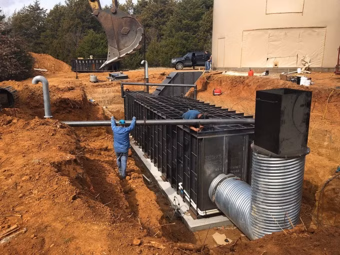 Bên trong những hầm trú ẩn của Atlas Survival Shelters được trang trí ấn tượng với sàn gỗ sồi, mặt bàn bằng đá granit... Các mẫu boongke kích thước lớn có đường hầm thoát hiểm. Giá của mỗi hầm trú ẩn xa xỉ như vậy có giá khoảng 200.000 USD.