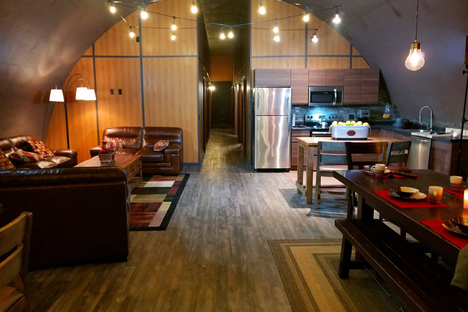 Vivos Group có khoảng 600 boongke kiên cố được xây dựng trên những đồng cỏ gần Black Hills ở Nam Dakota. Với kích thước 8 x 24m, mỗi boongke được công ty này cho thuê với phí ban đầu 55.000 USD và tiền thuê hàng năm 1.091 USD.