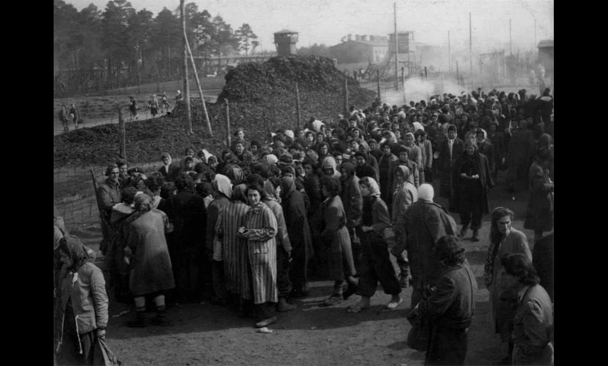 Theo các tài liệu, chính quyền Hitler cho trại tập trung Bergen-Belsen vào hoạt động với mục đích ban đầu là một trại tù binh chiến tranh.