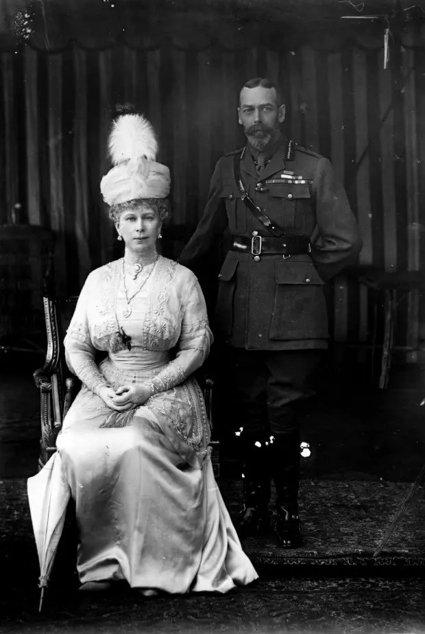 Wilfred là người con duy nhất trong gia đình có 6 anh em trai còn sống sót. Vợ của một giáo chức địa phương - bà Bircham - đã thương cảm cho hoàn cảnh của người mẹ mất đi 5 người con nên quyết định viết một lá thư gửi cho Hoàng hậu Anh Mary (trong ảnh) - vợ của vua George V.