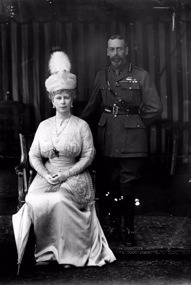 Wilfred là người con duy nhất trong gia đình có 6 anh em trai còn sống sót. Vợ của một giáo chức địa phương - bà Bircham - đã thương cảm cho hoàn cảnh của người mẹ mất đi 5 người con nên quyết định viết một lá thư gửi cho Hoàng hậu Anh Mary (trong ảnh) - vợ của vua George V.