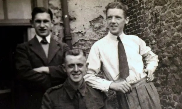 Trong thư, bà Bircham thỉnh cầu Hoàng hậu Mary hãy “giải cứu binh nhì Smith” để Wilfred (phải ảnh), 17 tuổi, - người con trai cuối cùng của gia đình Smith có thể trở về an toàn bên cha mẹ.