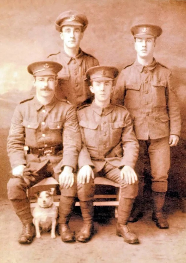 Wilfred Smith là con trai út trong gia đình. Việc 5 anh em nhà Smith hy sinh trên chiến trường không chỉ là nỗi đau lớn đối với gia đình mà còn trở thành nỗi buồn chung của người dân ở thị trấn Barnard Castle, hạt Durham khi ấy.