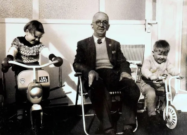 Sau khi trở về nhà từ chiến trường, ông Wilfred lấy vợ, sinh con và sống rất thọ. Ông qua đời vào năm 72 tuổi.