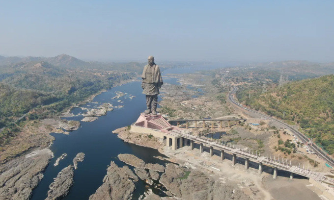 Tượng Thống nhất nhìn ra sông Narmada gần thị trấn Kevadia, bang Gujarat, Ấn Độ hiện nắm giữ kỷ lục bức tượng cao nhất thế giới với chiều cao là 182m.