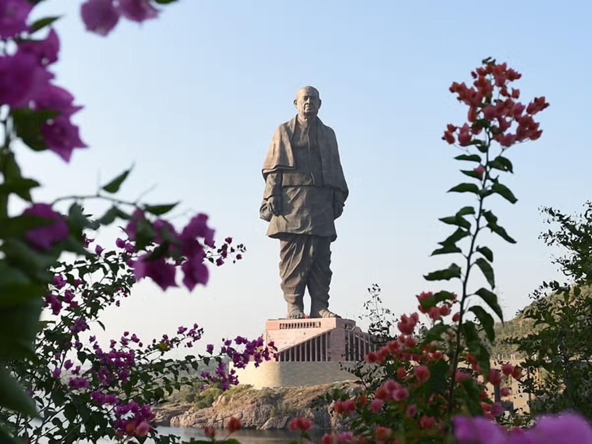 Tuy nhiên, tượng Thống nhất có thể không nắm giữ kỷ lục trên được lâu. Bởi lẽ, vào tháng 12/2016, Ấn Độ đã cho khởi công xây dựng tượng đài vua Shivaji Maharaj cao 192m nằm cách bờ biển Mumbai 4 km với tổng chi phí 530 triệu USD. Công trình dự kiến hoàn thành năm 2019 nhưng hiện vẫn chưa xây xong.