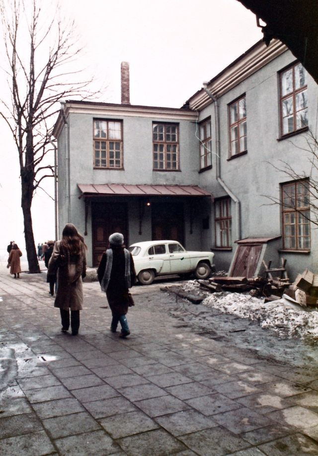 Người dân Liên Xô mặc áo ấm khi đi ra đường trong ngày đông lạnh giá.