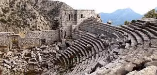 Dù vậy, giới chuyên gia đánh giá người Solyms đã xây dựng thành phố cổ Termessos thể hiện tài năng và tầm nhìn của họ. Bởi lẽ, thành phố cổ xưa này được xây trên tuyến đường thương mại quan trọng ở khu vực Địa Trung Hải. Nhờ vậy, nơi đây có kinh tế phát triển, người dân có cuộc sống giàu có.