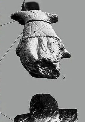 Do đó, nhà khảo cổ học, giáo sư Andrey Borodovsky nhận định đây là bức tượng tạc nam giới. Căn cứ vào phong thái và động tác, ông suy đoán đây là một nam giới đang nhảy múa.