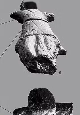 Do đó, nhà khảo cổ học, giáo sư Andrey Borodovsky nhận định đây là bức tượng tạc nam giới. Căn cứ vào phong thái và động tác, ông suy đoán đây là một nam giới đang nhảy múa.