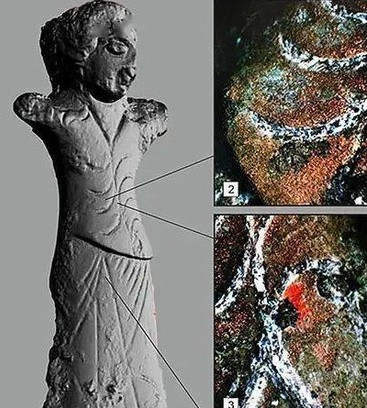 Theo kết quả kiểm tra niên đại của các chuyên gia, bức tượng khoảng 2.100 tuổi. Khi quan sát kỹ bức tượng, họ nhận thấy bức tượng không có khuôn ngực, không có đặc điểm rõ ràng nào của phụ nữ.