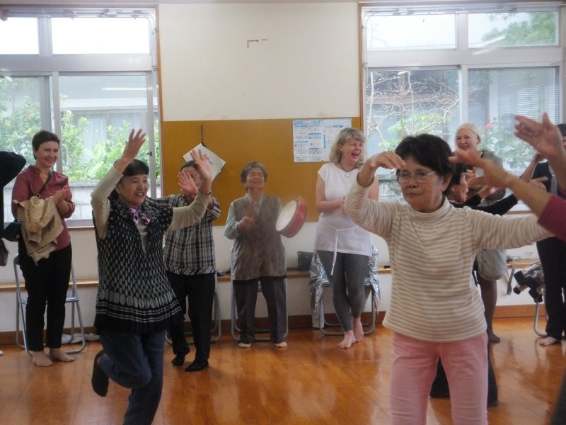 Thêm nữa, tỷ lệ mắc bệnh tim, ung thư vú và tuyến tiền liệt của người dân Okinawa chỉ bằng 20% so với Mỹ. Tương tự, tỷ lệ mắc chứng suy giảm trí nhớ của người dân sống ở Okinawa bằng 50% so với Mỹ.