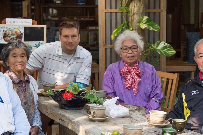 Từ lâu, đảo Okinawa ở Nhật Bản được mệnh danh là " vùng đất của những người bất tử". Cư dân sống ở nơi này có tuổi thọ trung bình cao nhất thế giới.