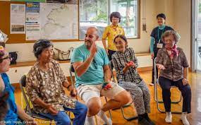 Không chỉ sống thọ, cư dân ở Okinawa có sức khỏe tốt. Gần 2/3 người trên 97 tuổi ở đảo Okinawa vẫn sinh hoạt độc lập, ở nhà riêng, tự nấu ăn.