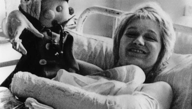 Cụ thể, khoảng 1 giờ sau khi máy bay cất cánh một quả bom phát nổ. Máy bay bị vỡ làm đôi và rơi xuống từ độ cao khoảng 10.000m. Sự việc khiến 23 hành khách và 4 thành viên phi hành đoàn thiệt mạng khi bị hút ra ngoài máy bay, ngoại trừ Vesna.