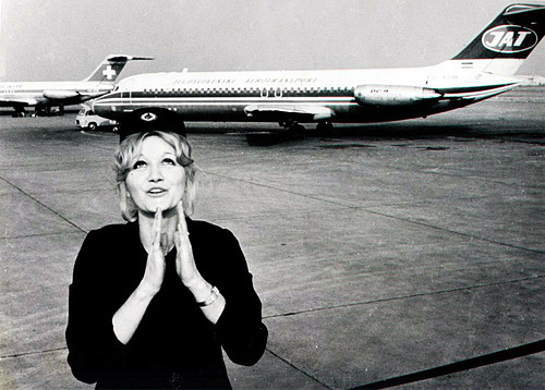 Máy bay đã rơi xuống khu vực gần ngôi làng Srbská Kamenice, Tiệp Khắc (ngày nay là lãnh thổ của Czech và Slovakia). Sau khi xảy ra vụ việc, người dân gần đó nhanh chóng tới hiện trường vụ tai nạn và bất ngờ phát hiện một người còn sống là nữ tiếp viên Vesna Vulovic.