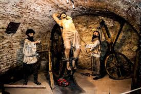 Không những vậy, tù nhân bị giam trong những nhà tù, ngục tối này đôi khi còn bị xiềng xích chân tay và bị tra tấn bằng những hình cụ đáng sợ.