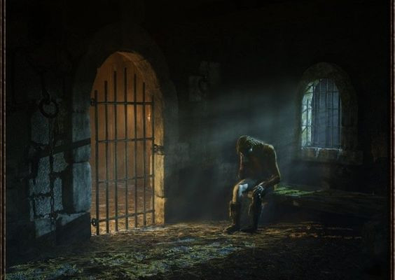 Tuy nhiên, những tù nhân xuất thân từ tầng lớp quý tộc có thể nhận được đối xử đặc biệt. Gia đình thường hối lộ cai ngục tiền bạc nhằm giúp người thân đang bị giam trong ngục có cuộc sống "dễ thở" hơn.