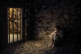 Các nhà tù hay ngục tối ở châu Âu thời Trung cổ thường được bố trí ở tầng hầm của các tòa nhà, tòa tháp, tu viện hay lâu đài. Những nơi giam giữ phạm nhân đều là những nơi tối tăm, bẩn thỉu và ẩm mốc.