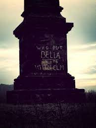 Đến dịp Giáng sinh năm 1943, dòng chữ bí ẩn, rùng rợn có nội dung: "Ai đã nhét Bella vào gốc cây du?" xuất hiện trên tòa tháp cao. Từ đó, nạn nhân được gọi là Bella. Nhiều người cho rằng, người viết dòng chữ đó quen biết nạn nhân hoặc chính là kẻ đã sát hại người phụ nữ rồi giấu xác vào trong thân cây du.