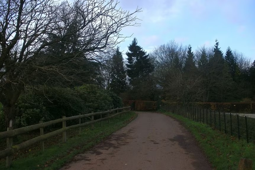 Dòng chữ rùng rợn trên đã ám ảnh tâm trí của nhiều người. Họ tò mò về câu chuyện đằng sau đó. Sự việc bí ẩn này được cho bắt đầu vào một buổi chiều tháng 4/1943.